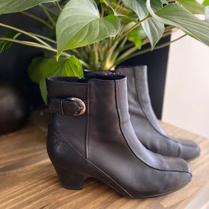 Hey! Clark Black Boots here! Come read my info!